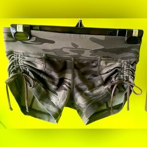 Lululemon Green Camo Booty shorts, Sz  4